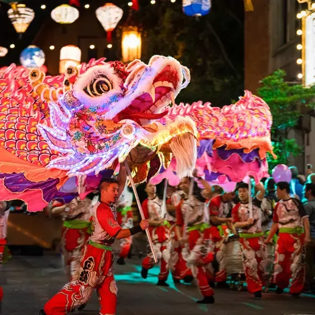 在贝博体彩app农历新年游行中，舞者们操纵着一条巨大的照明龙.